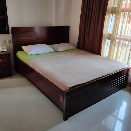 Hotel Oyo 3894 Karunia Muslim Syariah à Jakarta Extérieur photo