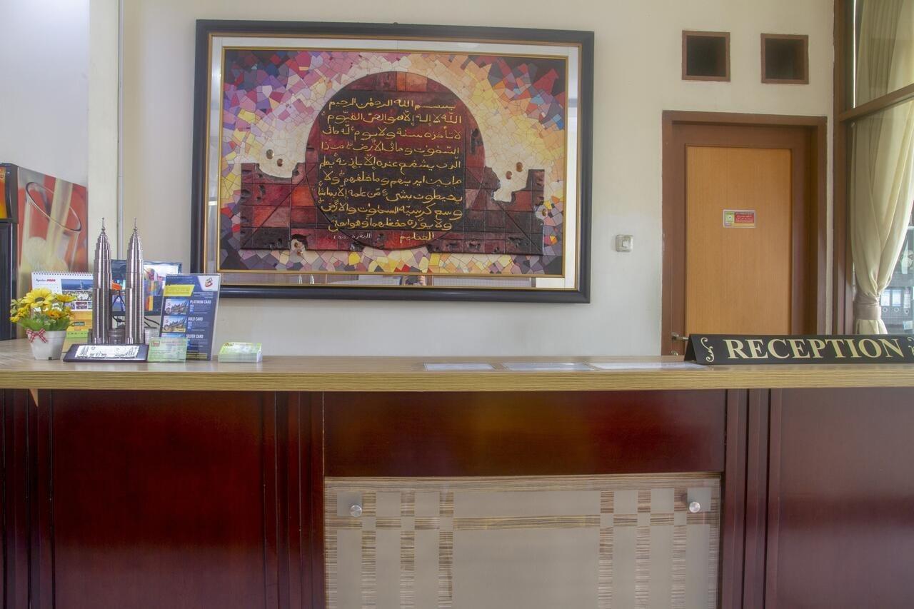 Hotel Oyo 3894 Karunia Muslim Syariah à Jakarta Extérieur photo