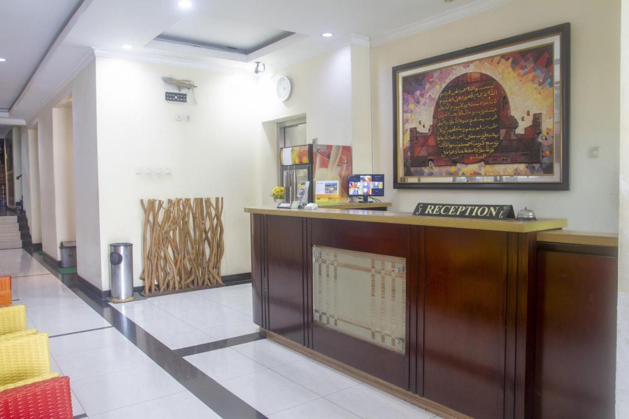 Hotel Oyo 3894 Karunia Muslim Syariah à Jakarta Extérieur photo