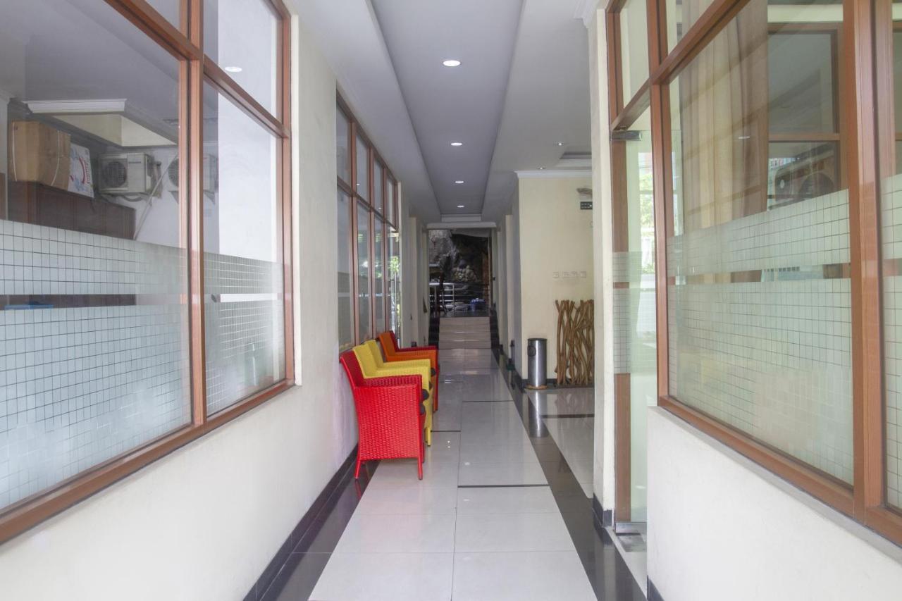 Hotel Oyo 3894 Karunia Muslim Syariah à Jakarta Extérieur photo