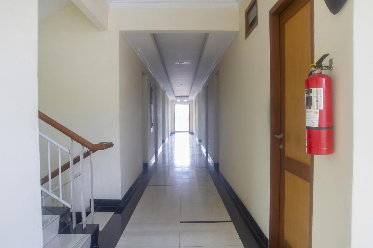 Hotel Oyo 3894 Karunia Muslim Syariah à Jakarta Extérieur photo