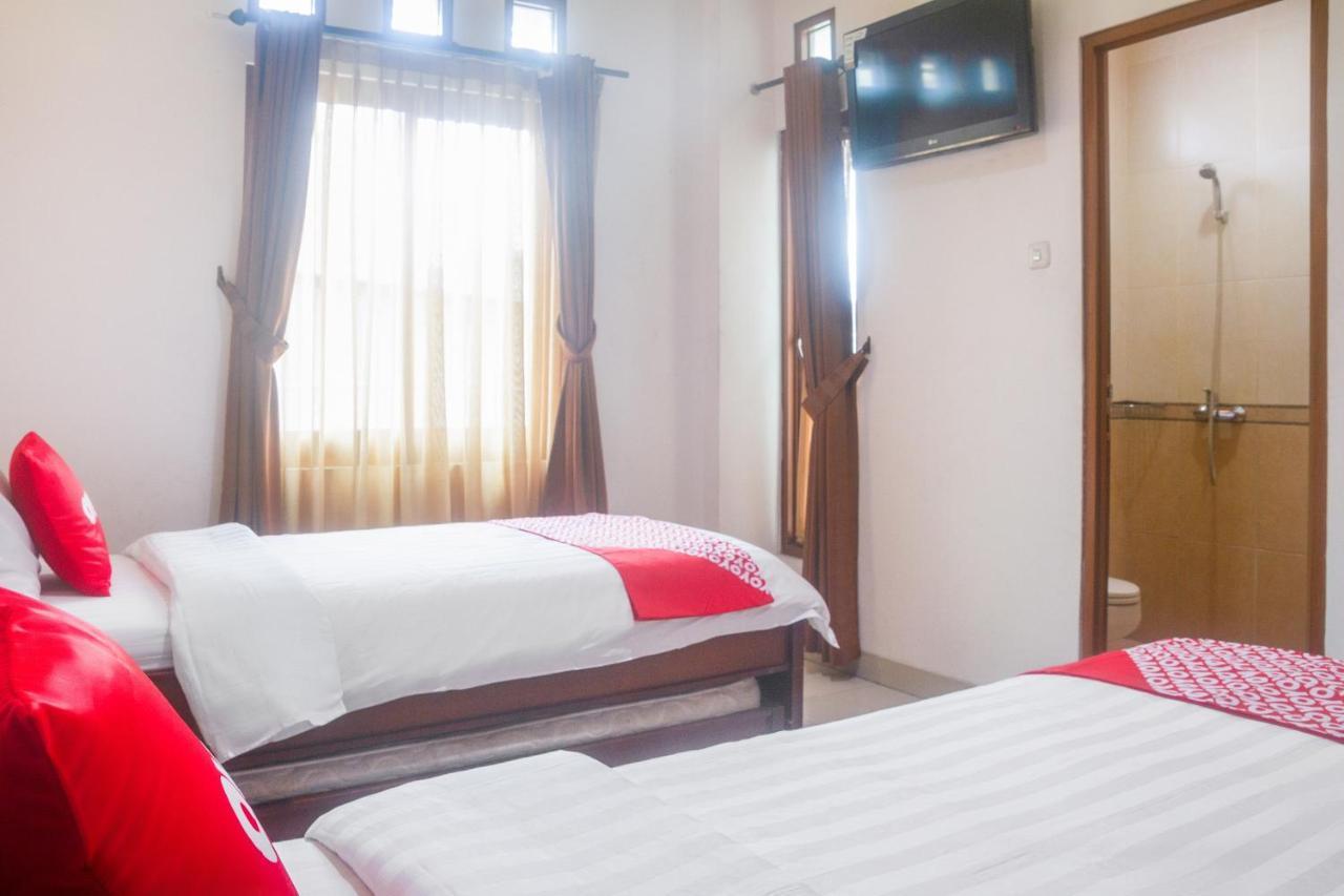 Hotel Oyo 3894 Karunia Muslim Syariah à Jakarta Extérieur photo