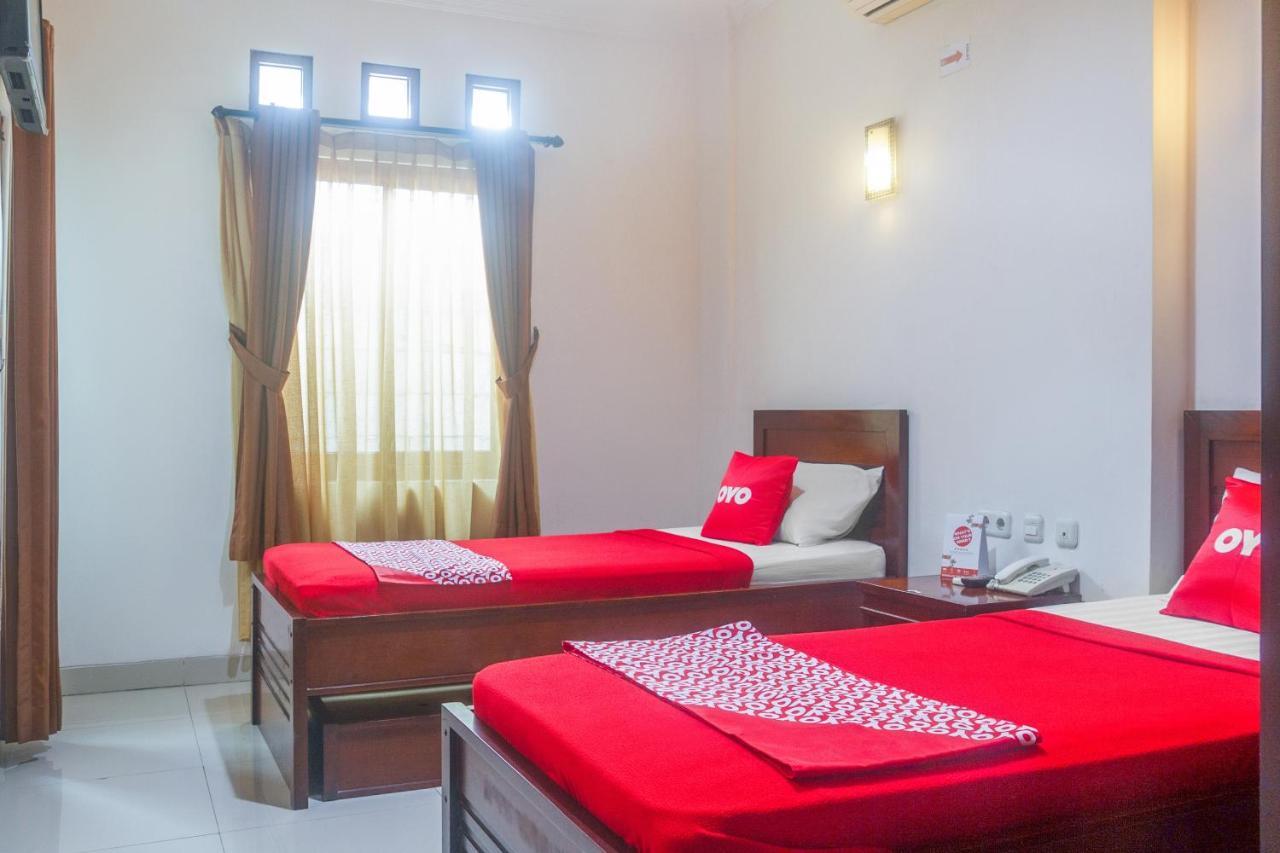 Hotel Oyo 3894 Karunia Muslim Syariah à Jakarta Extérieur photo