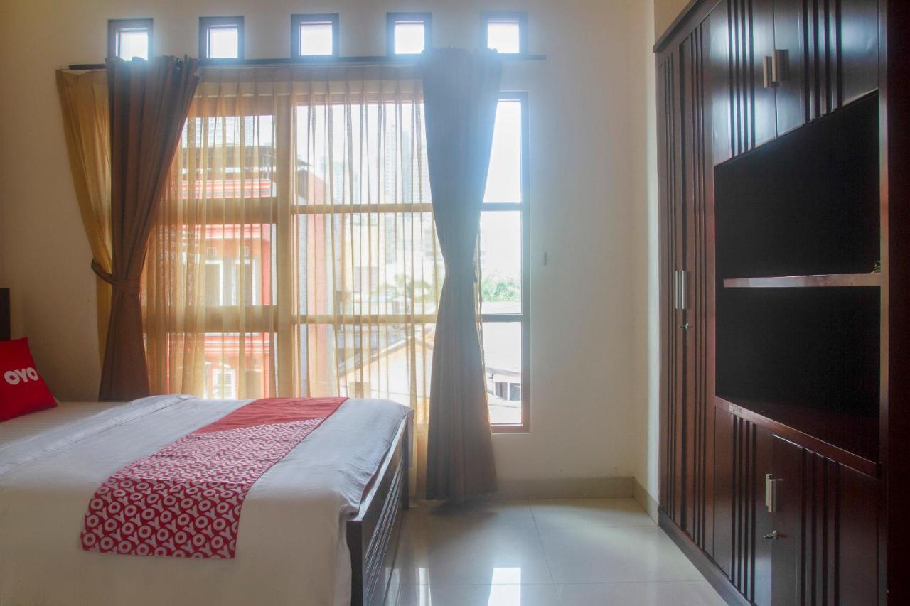 Hotel Oyo 3894 Karunia Muslim Syariah à Jakarta Extérieur photo