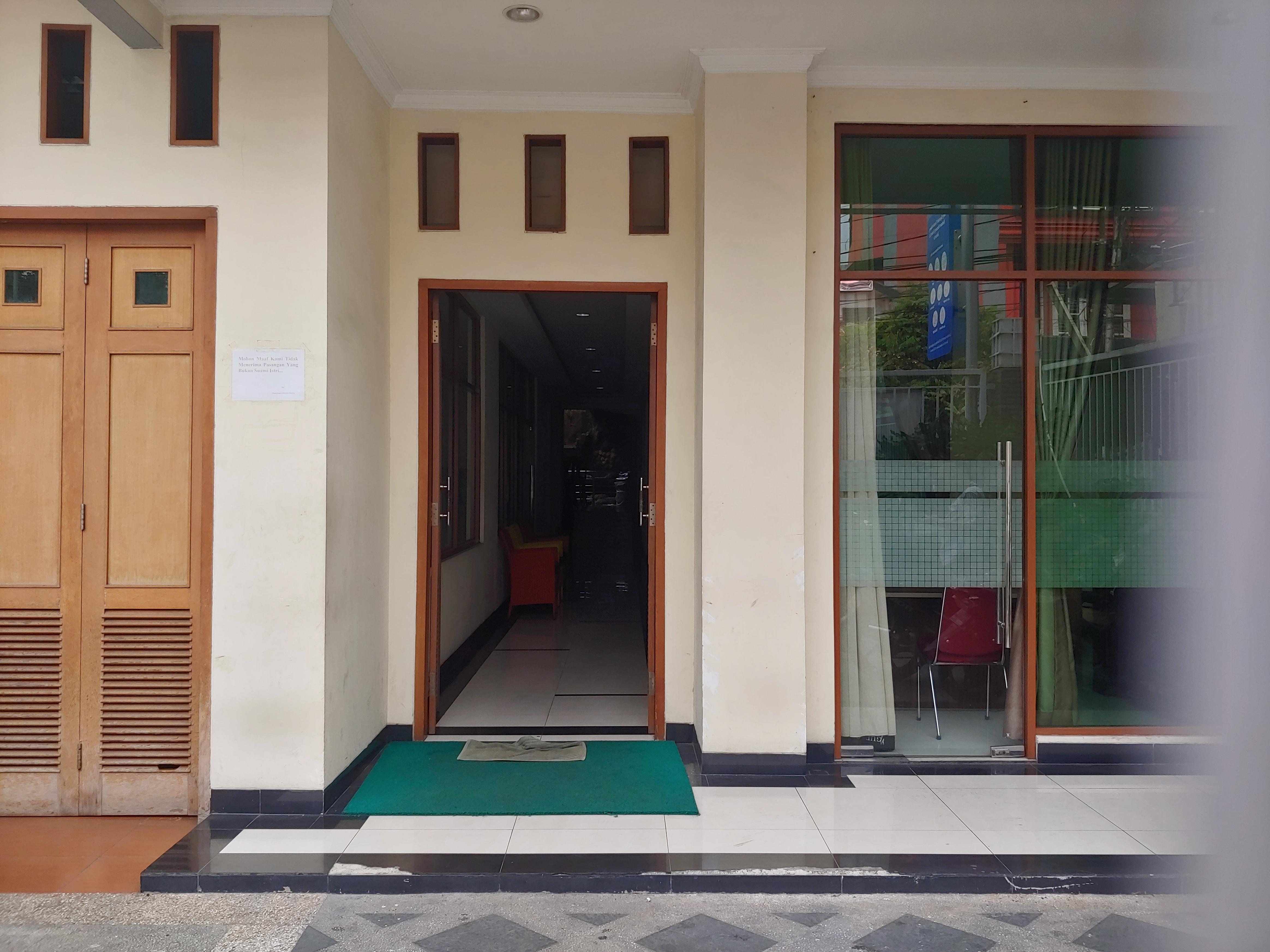 Hotel Oyo 3894 Karunia Muslim Syariah à Jakarta Extérieur photo